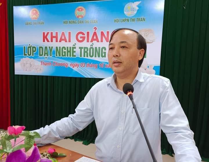 Ông Đặng Kim Bằng, Ủy viên BTV Hội Nông dân tỉnh, Giám đốc trung tâm hỗ trợ giáo dục nghề nghiệp tỉnh Nghệ An phát biểu tại buổi lễ