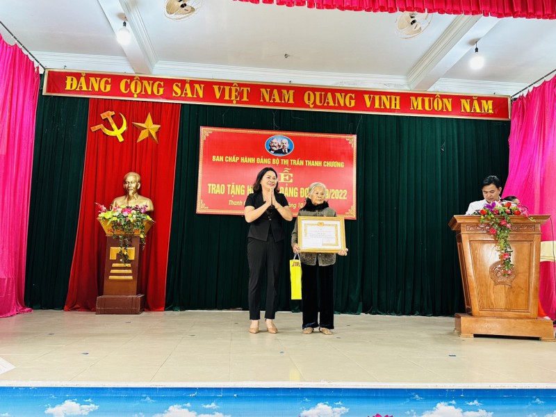 Đồng chí Lê Thị Hồng Thiết, Ủy viên BTV huyện ủy, Trưởng Ban tuyên giáo, Giám đốc Trung tâm bồi dưỡng chính trị huyện trao Huy hiệu Đảng 60 năm cho đảng viên Trần Thị Vận