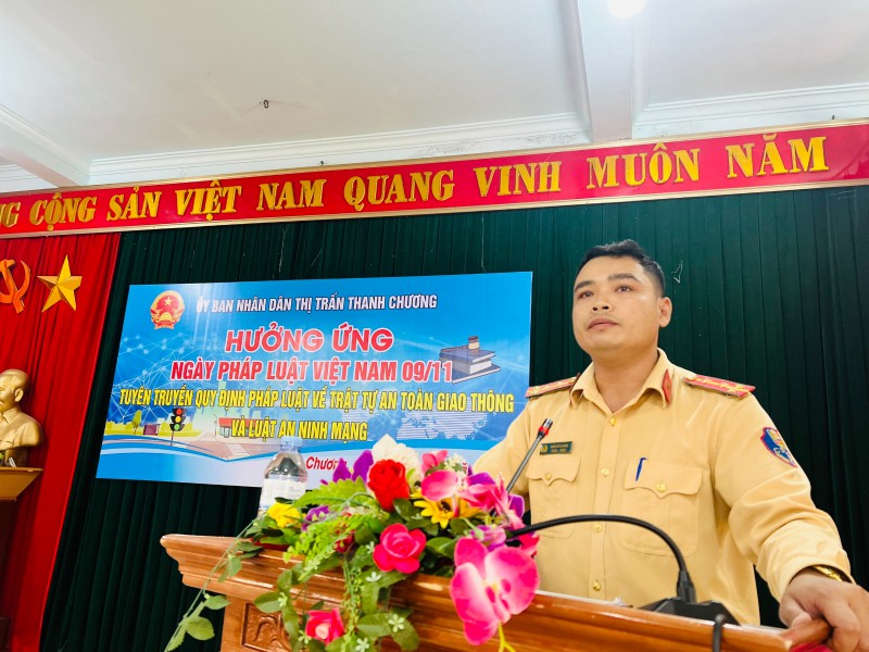 Đại úy Trần Văn Hưng, cán bộ Đội CSGT công an huyện Thanh Chương truyền đạt các quy định của pháp luật về trật tự an toàn giao thông