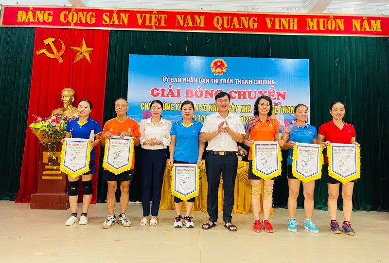 Đ/c Nguyễn Thị Thảo Hường và đ/c Tưởng Đăng Hào trao cờ lưu niệm cho các đội tham gia thi đấu