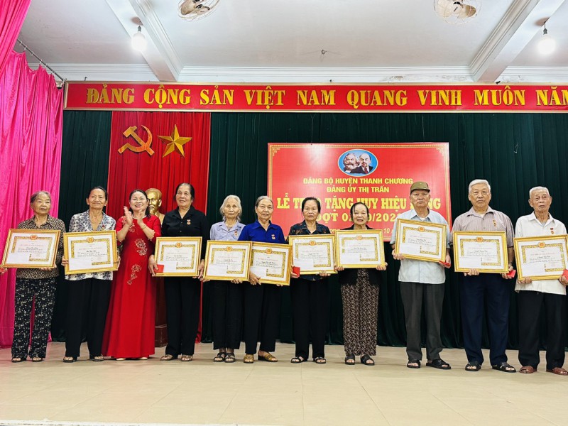 Đảng ủy Thị trấn tổ chức  Lễ trao tặng Huy hiệu đảng đợt 02/9/2023 cho 29 đảng viên