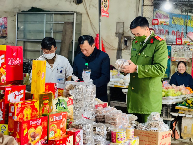 Thị trấn tổ chức kiểm tra phòng chống hàng giả, hàng kém chất lượng và vệ sinh an toàn thực phẩm trước Tết Nguyên đán