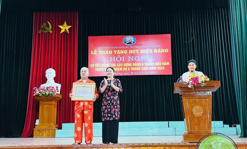 Đ/c Lê Thị Hồng Thiết, Ủy viên BTV huyện ủy, Trưởng Ban tuyên giáo, Giám đốc trung tâm bồi dưỡng chính trị huyện trao Huy hiệu 65 năm tuổi Đảng cho đảng viên
