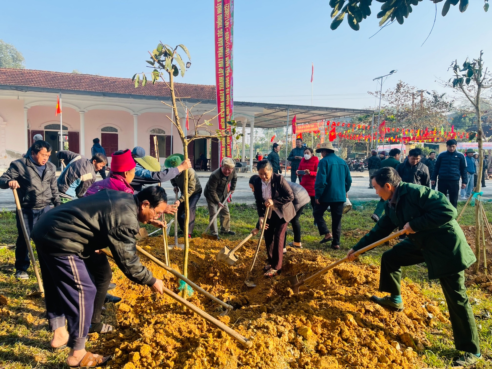 Các đại biểu và Nhân dân tham gia trồng cây